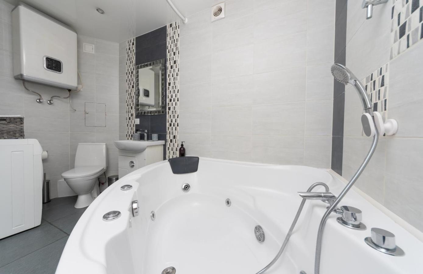 Ferienwohnung Flat24 On Lesi Ukrainki 3 Kiew Exterior foto
